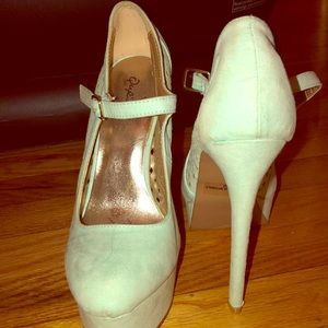 Sexy cut mint heels